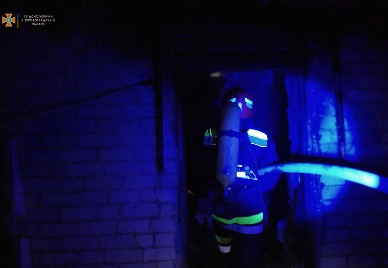 Вогнеборцi Кiровоградщини гасили пожежу на подвiр’ї будинку