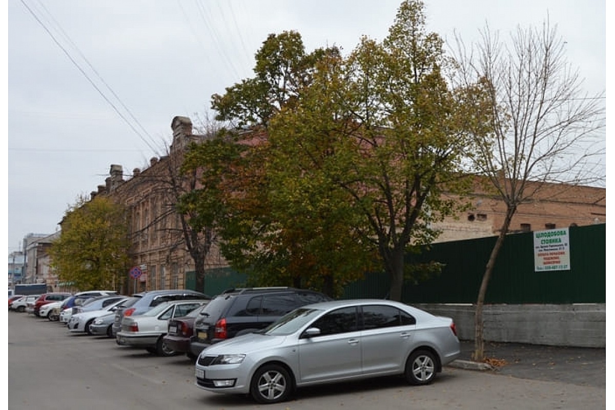 Автомобілісти Кропивницького не дають комунальникам готуватися до зими