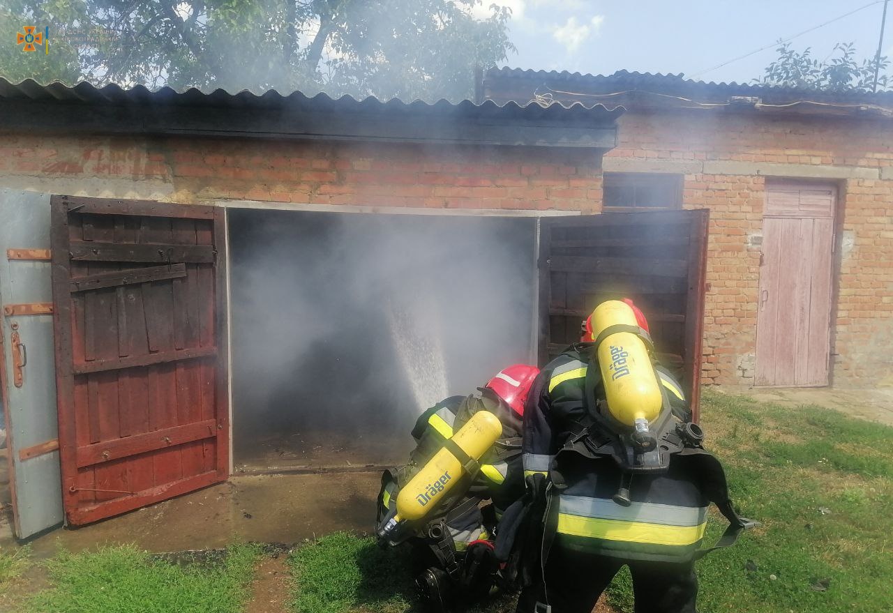 Два гаражi рятували вогнеборцi Кiровоградщини