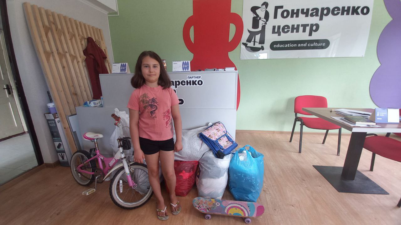 Маленька волонтерка з Кiровоградщини подарувала свiй велосипед дiвчинцi з Харкова
