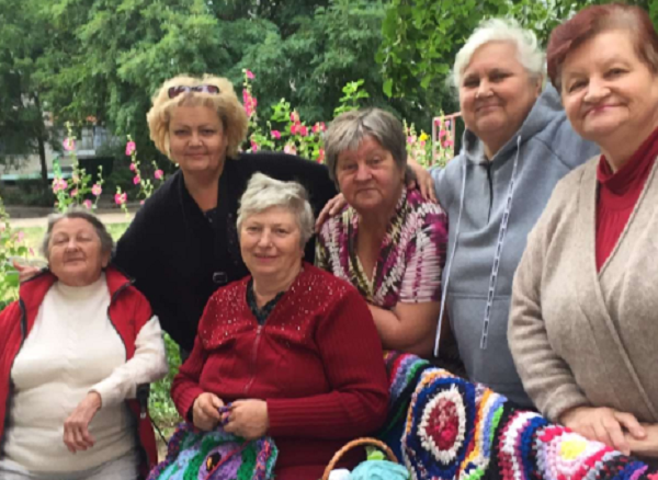 На Кіровоградщині жінки всім двором плетуть килимки для захисників (ФОТО)