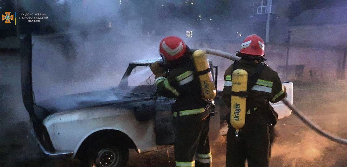 На Кіровоградщині спалахнув легковик