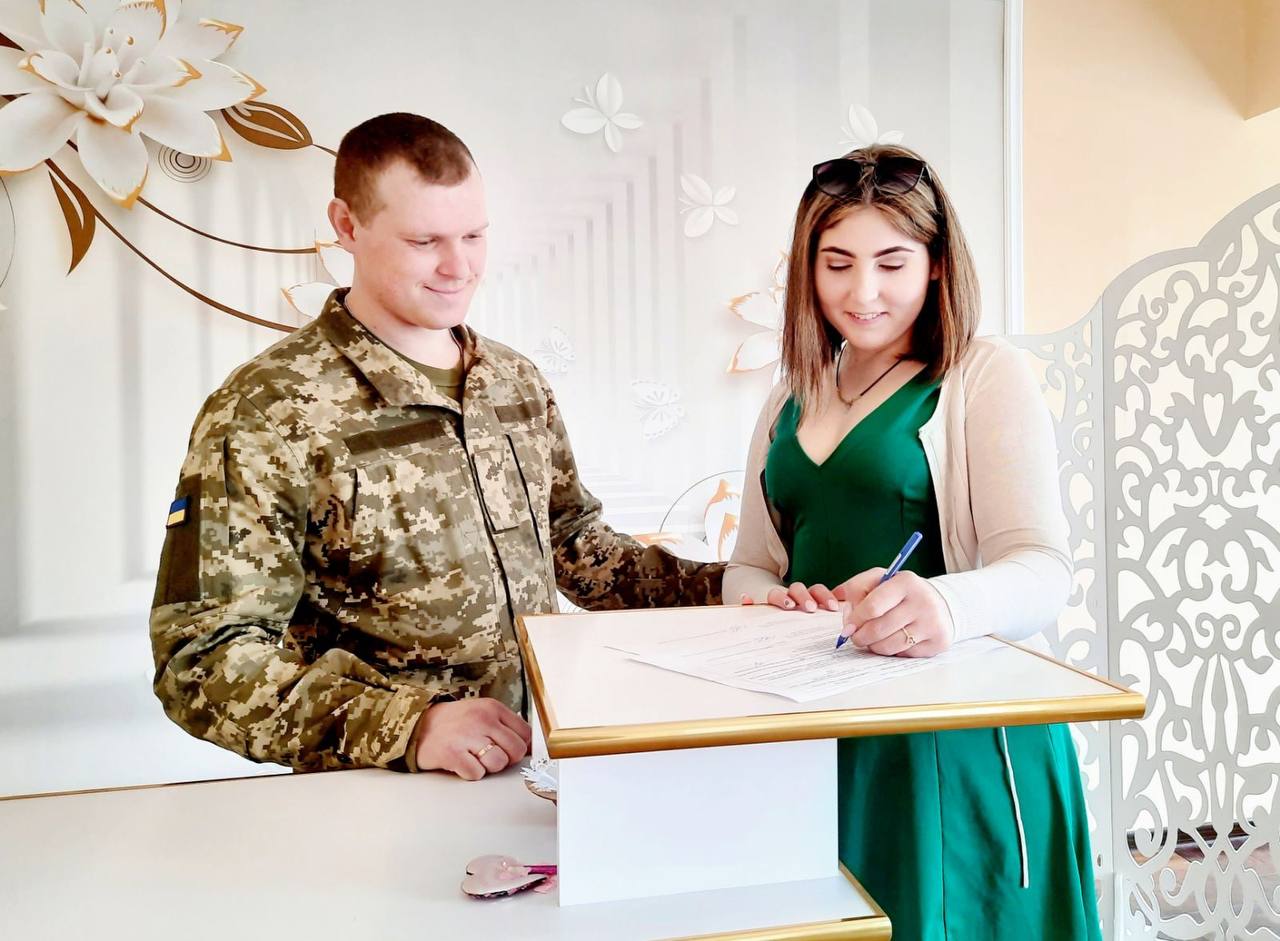Понад 50 пар вiйськових одружилися на Кiровоградщинi вiд початку вiйни