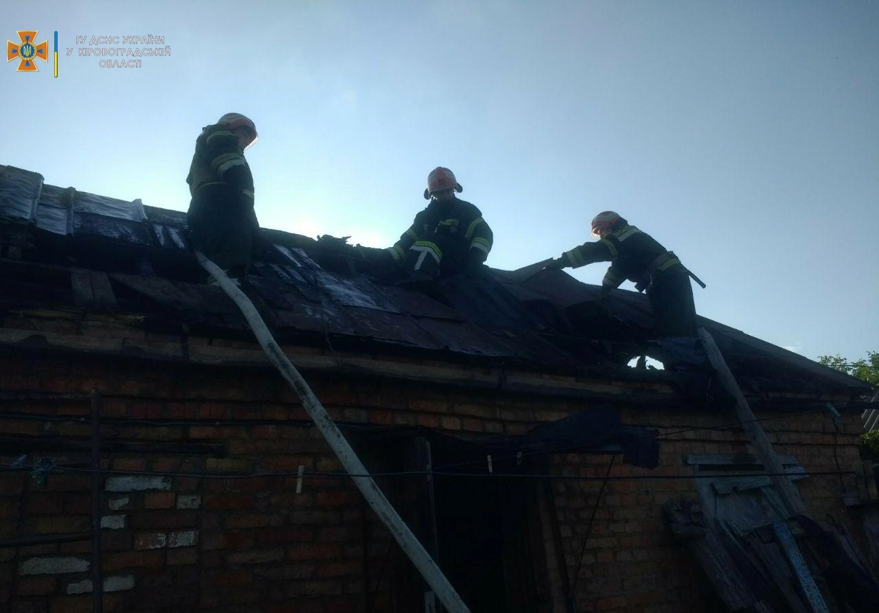 На Кiровоградщинi вогнеборцi рятували від вогню житло, дрова i суху траву