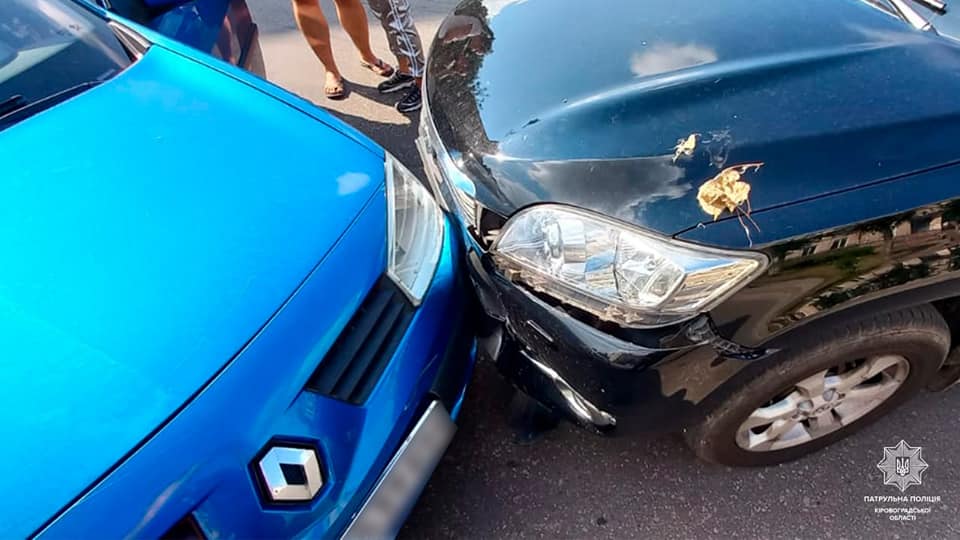Водійка Renault спричинила ДТП у Кропивницькому (ФОТО)