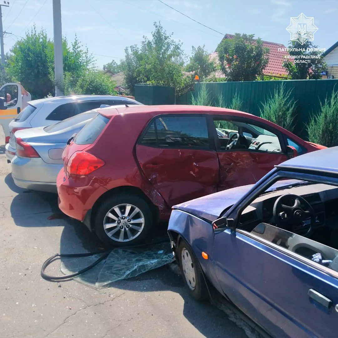 Три автiвки протаранив водiй у Кропивницькому