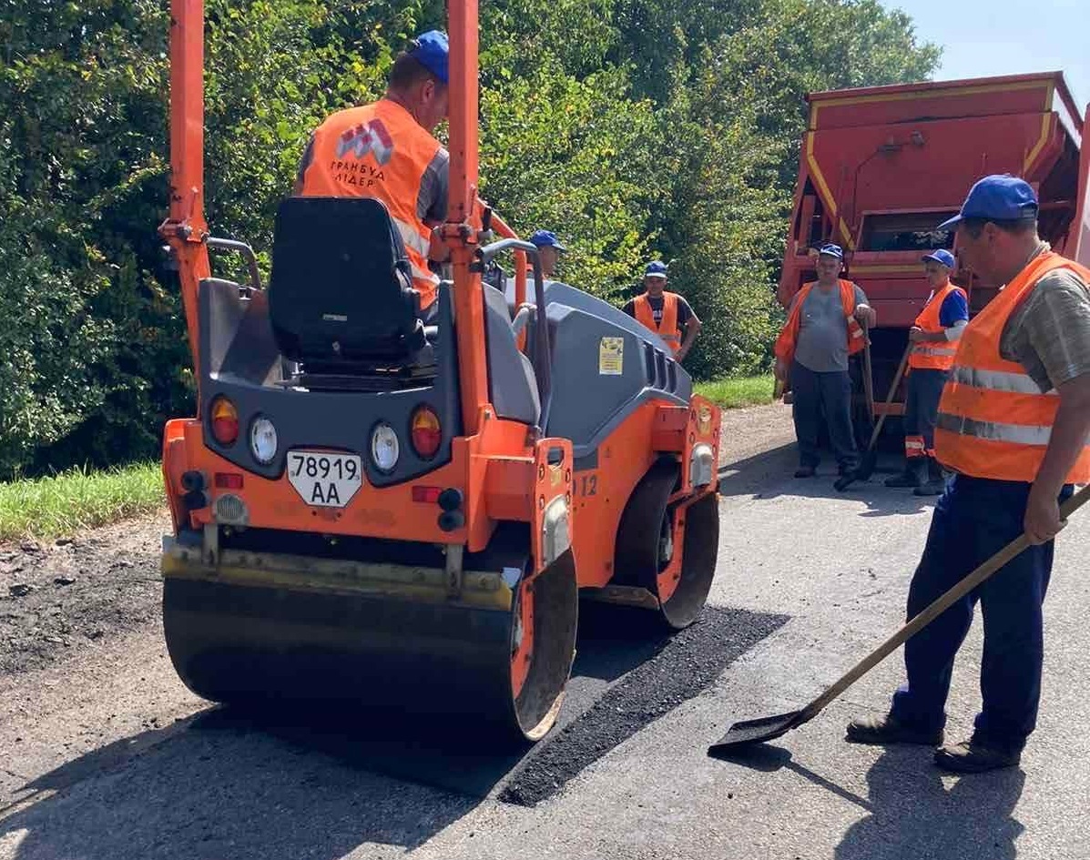 Дорожники Кіровоградщини виконують аварійні ремонти (ФОТО)
