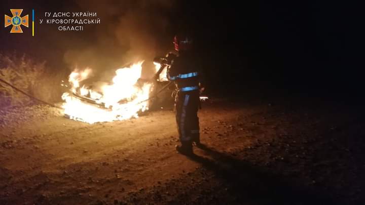 На Кіровоградщині вщент згорів легковик