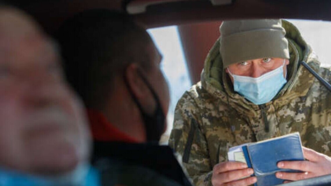 За виїзд чоловiкiв за кордон, житель Кiровоградщини брав понад 3 тисячi доларiв