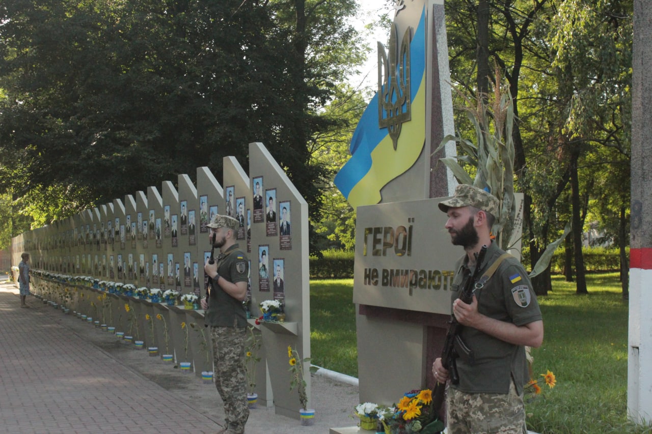 Пам’ять загиблих вiйськових вшанували у Кропивницькому (ФОТО)