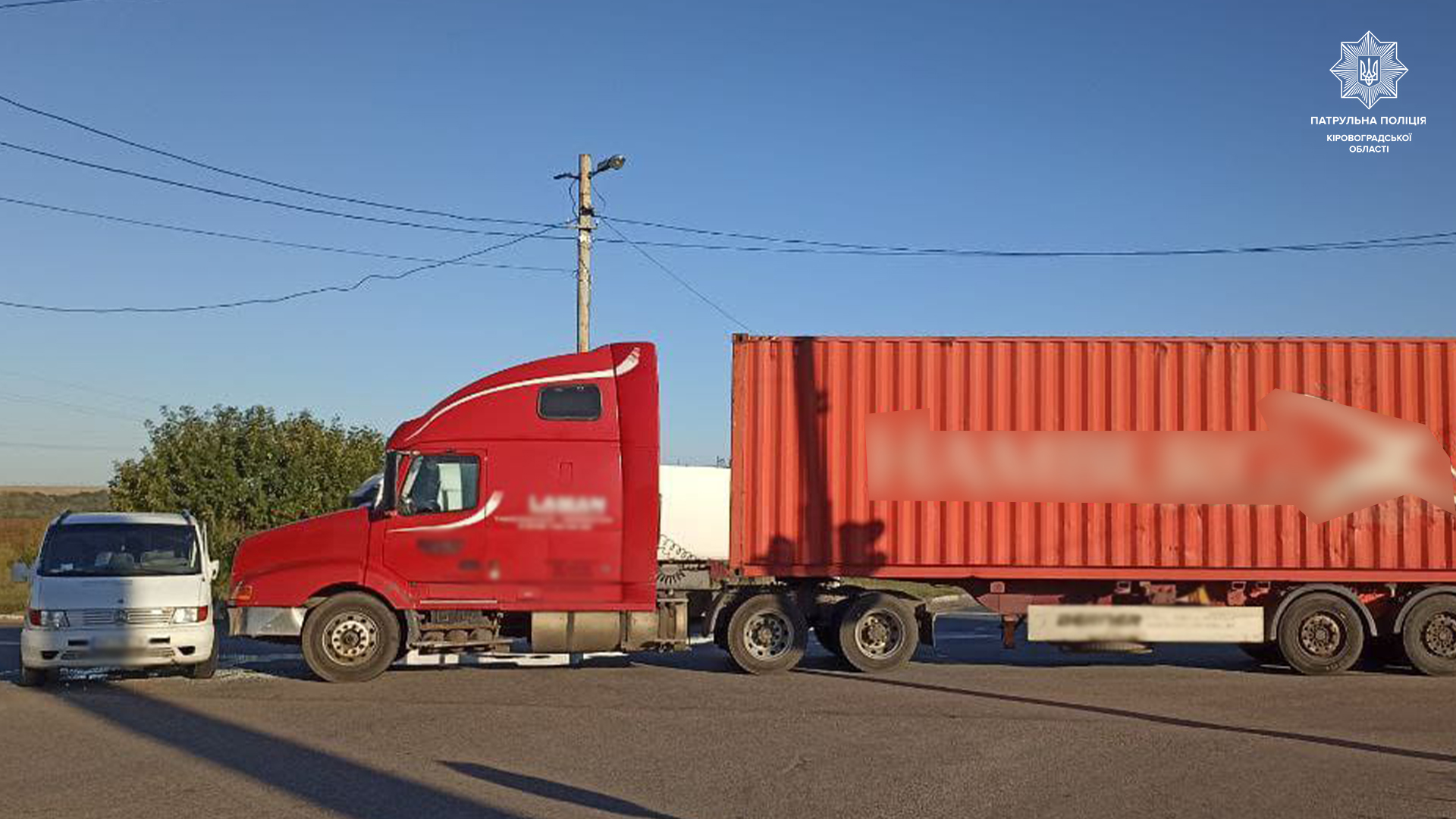 ДТП у Кропивницькому: водiй вантажiвки хотiв проскочити на червоний