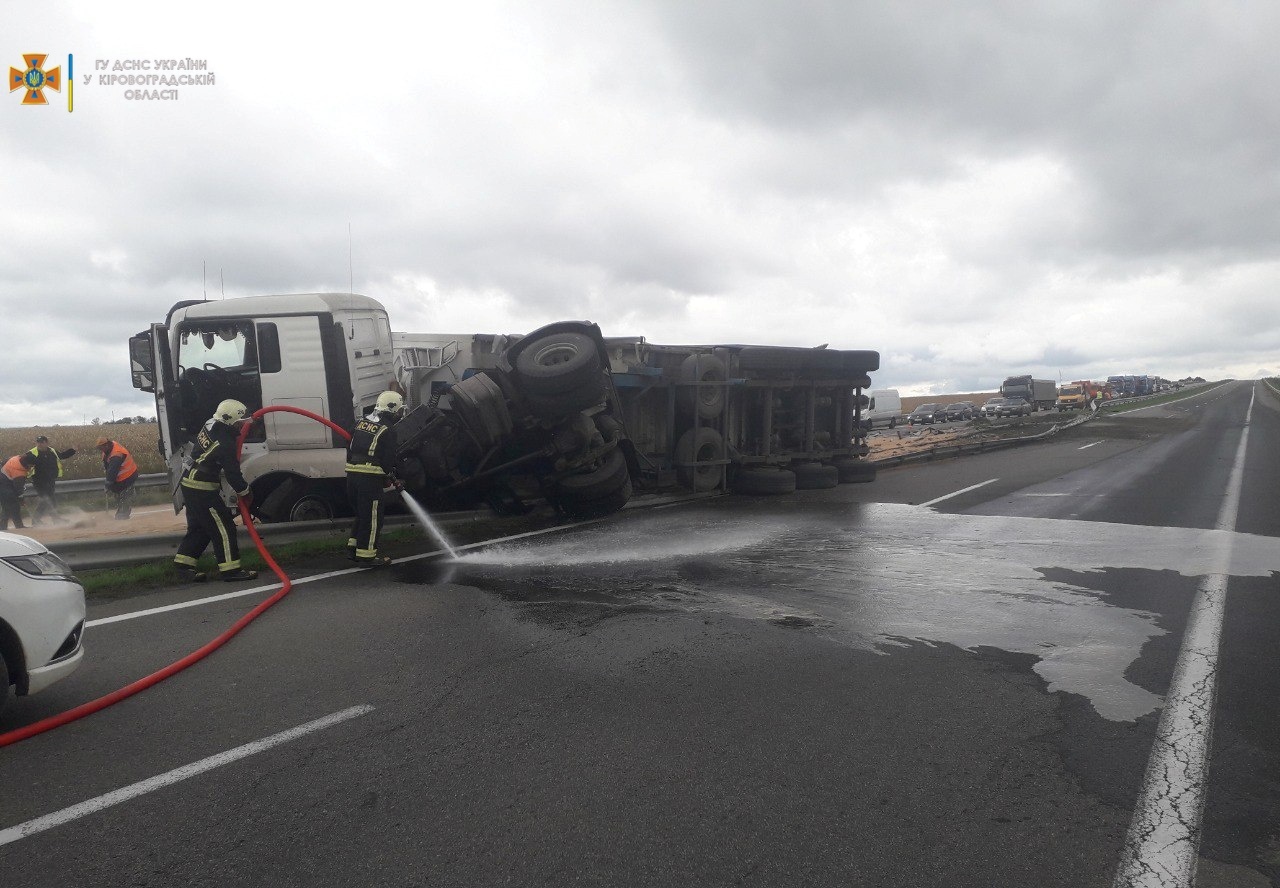 Вантажiвка перекинулася на автодорозi Кiровоградщини