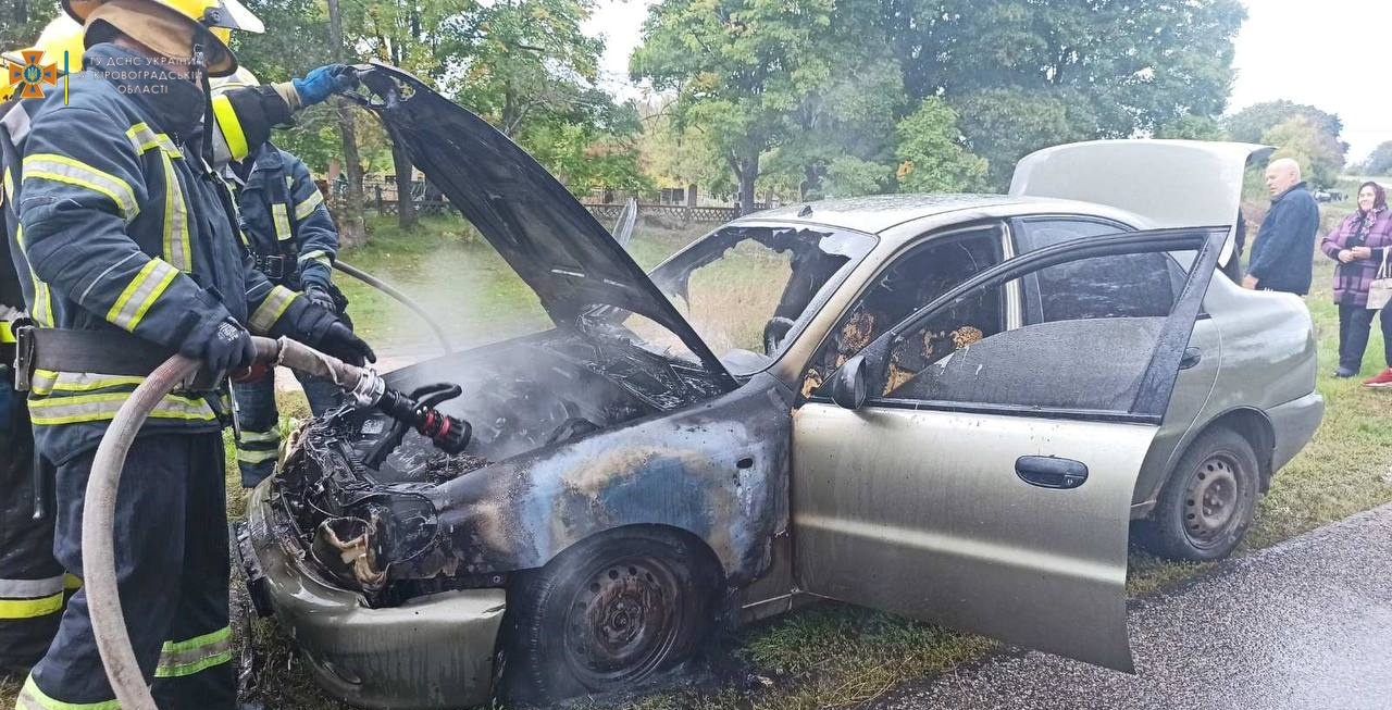 Посеред дороги на Кіровоградщині загорілася автівка