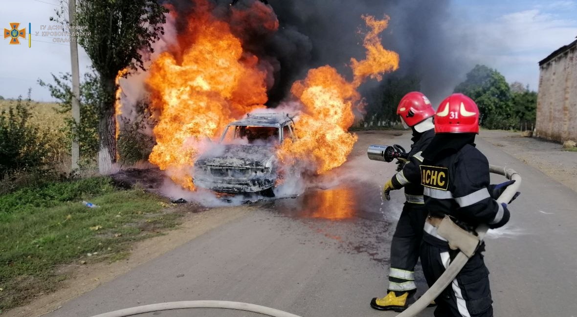 На Кіровоградщині вщент згорів позашляховик (ФОТО)