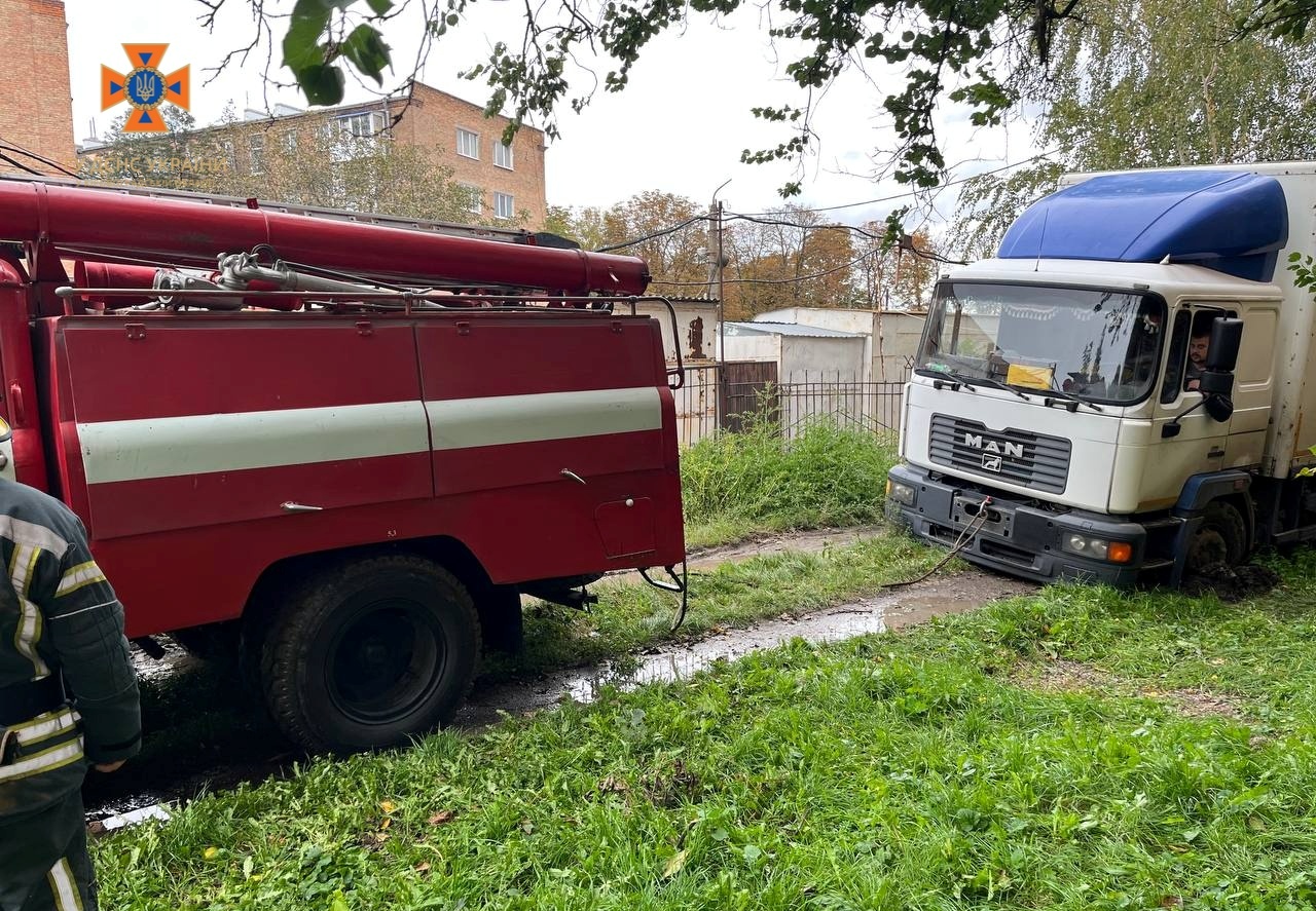 На Кіровоградщині дві вантажівки потрапили у безвихідь (ФОТО)