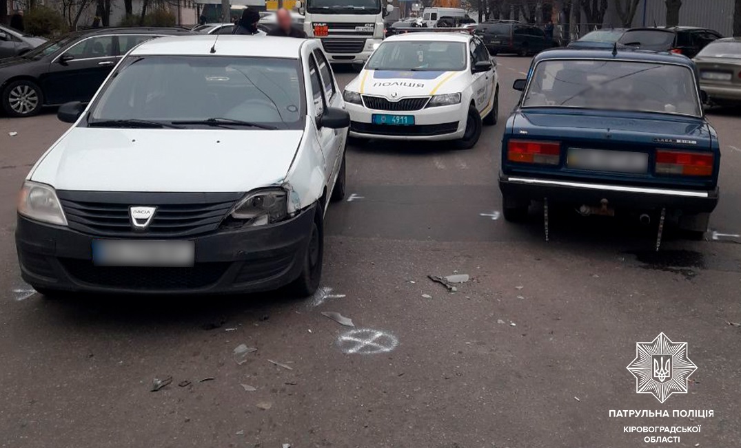 У Кропивницькому водій ВАЗу не надав перевагу іншій автівці (ФОТО)