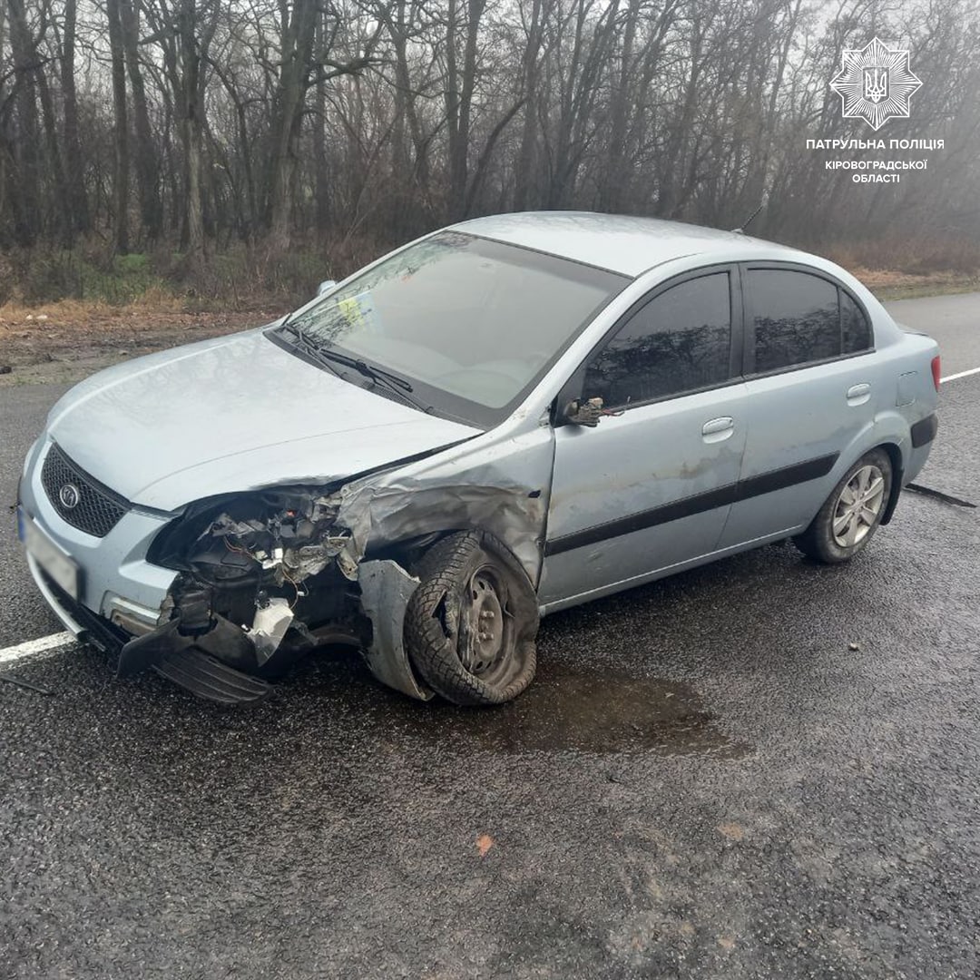 На Кіровоградщині водій вирішив обігнати автівку і спричинив ДТП (ФОТО)