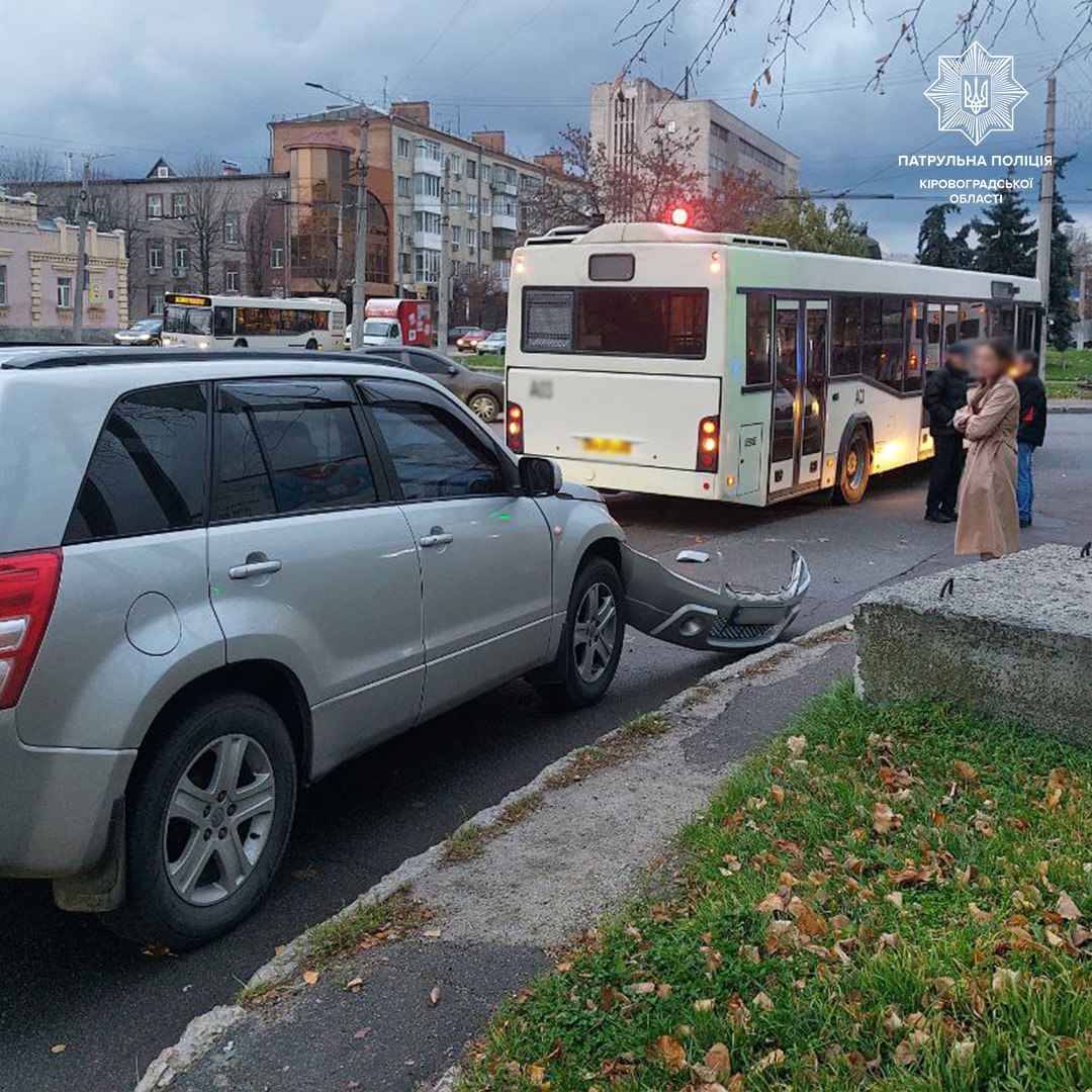 У Кропивницькому зіштовхнулися автобус і легковик