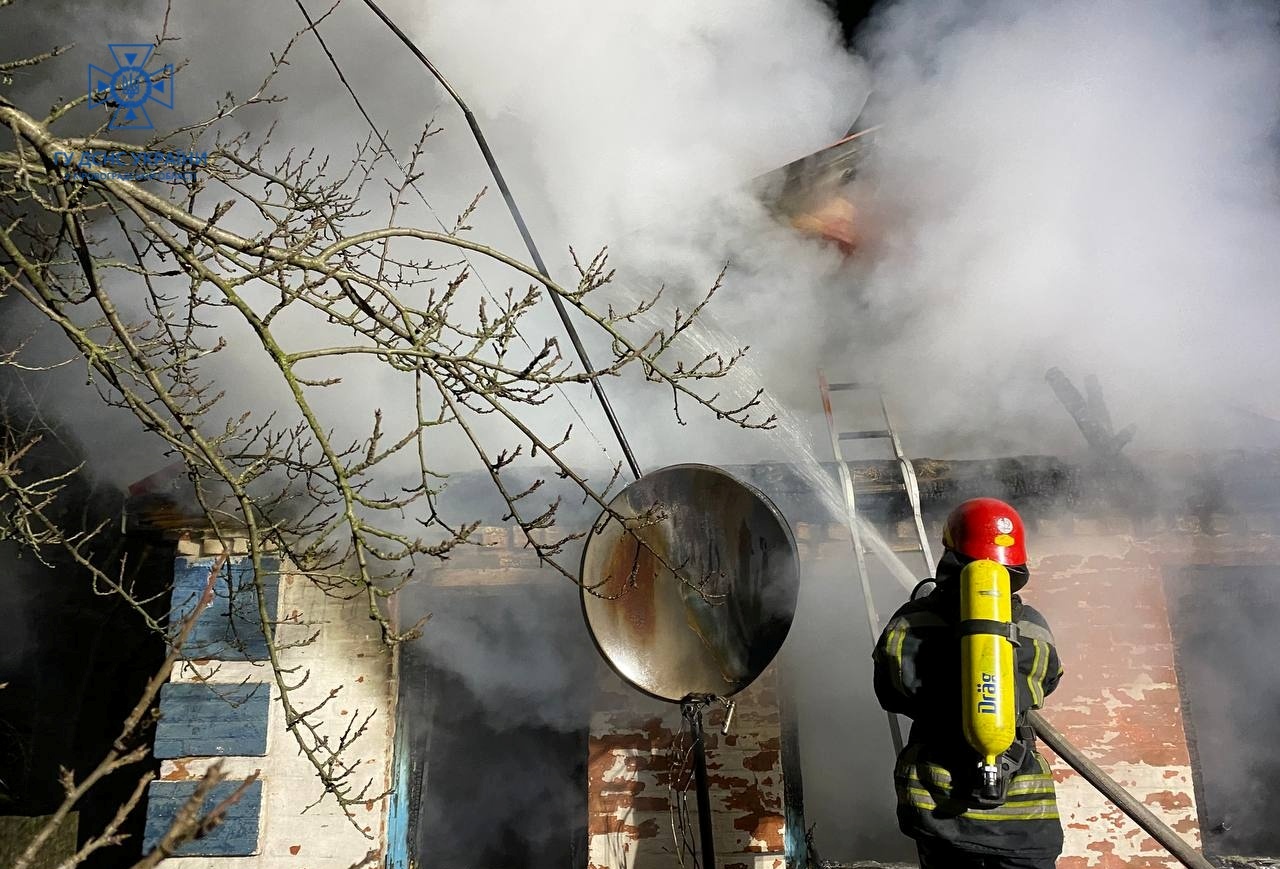 Два приватнi будинки на Кiровоградщинi рятували вiд вогню