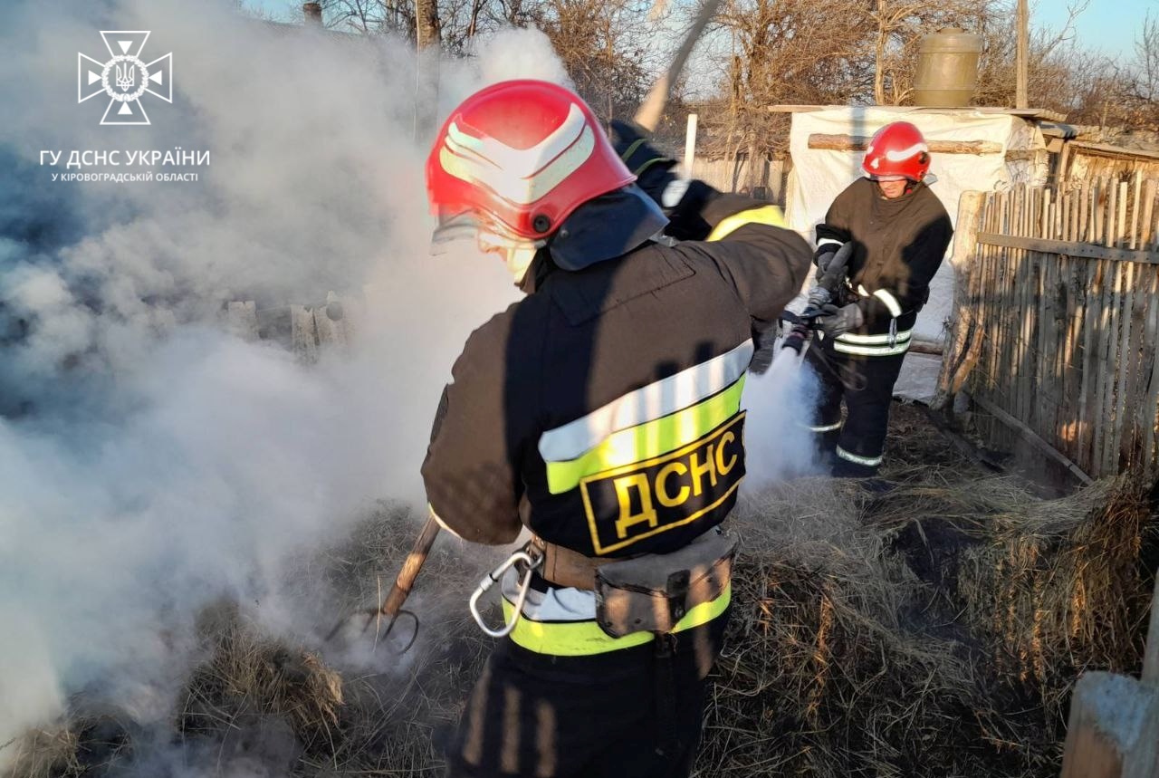 Будинки, контейнери та залишки кукурудзи гасили на Кiровоградщинi