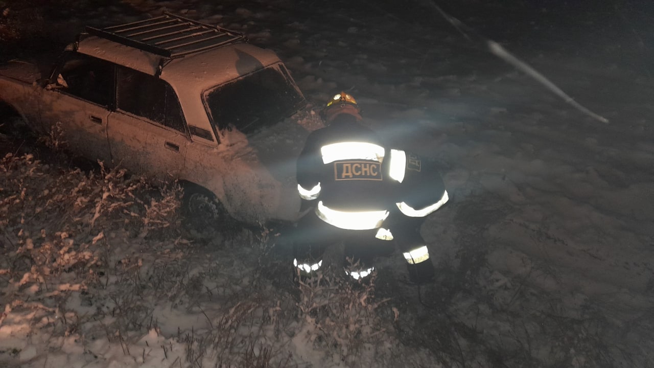 Рятувальники Кіровоградщини визволяли автіки з снігового полону (ФОТО)
