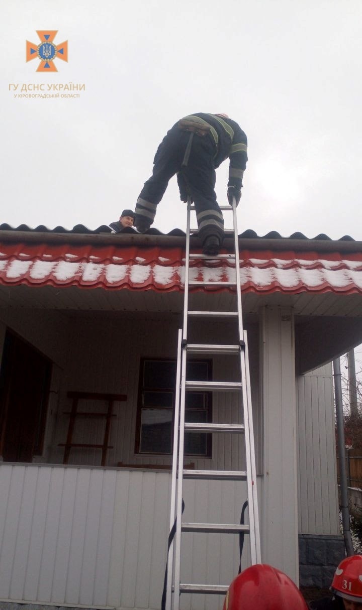 Житель Кiровоградщини застряг на даху будинку