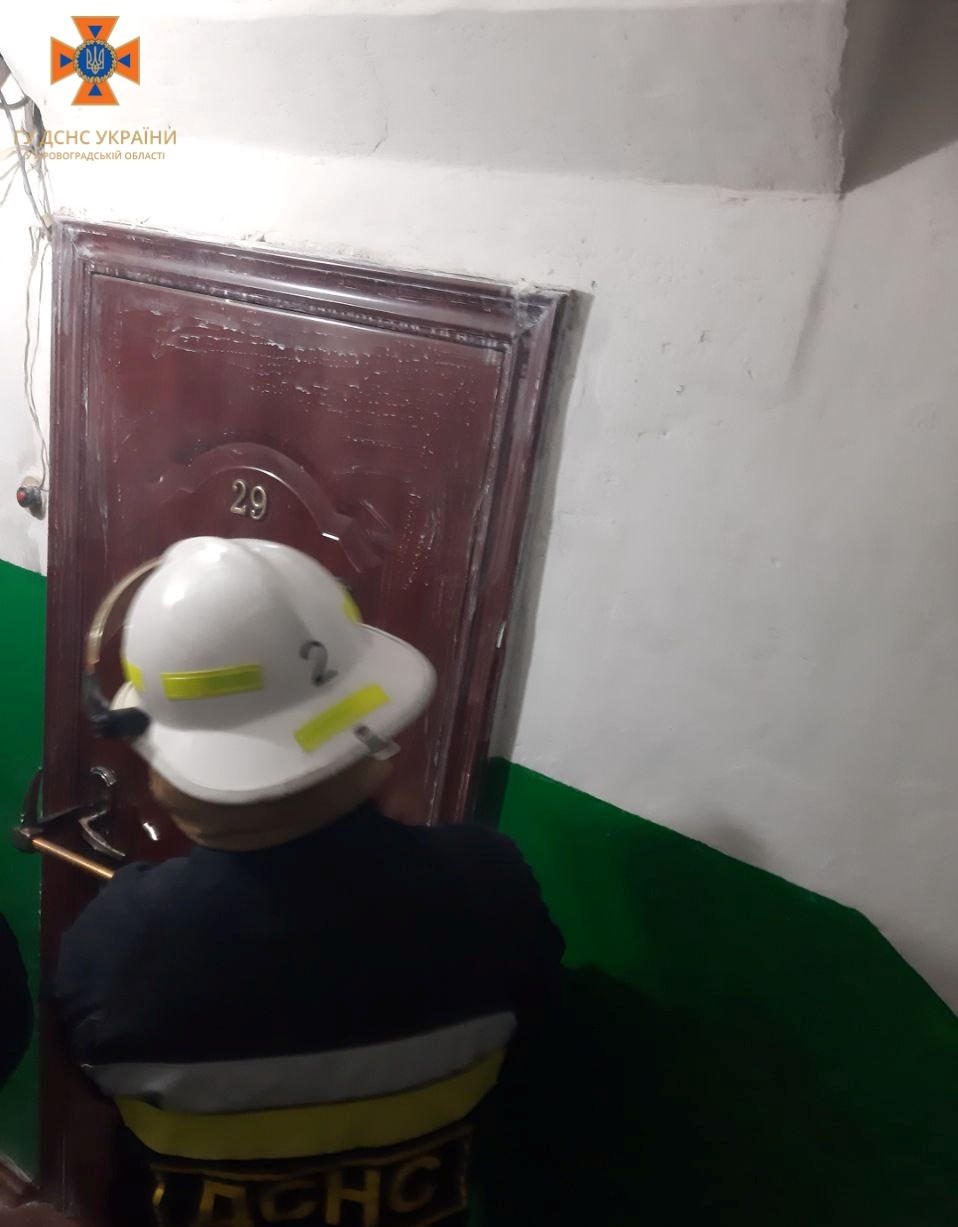 Шлях до хворої жiнки медикам прокладали рятувальники