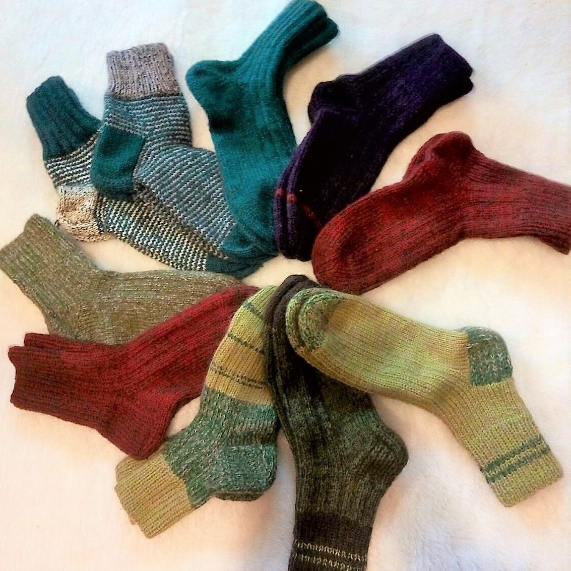 Жительки Кiровоградщини в`яжуть шкарпетки для вiйськових: потрiбна пряжа