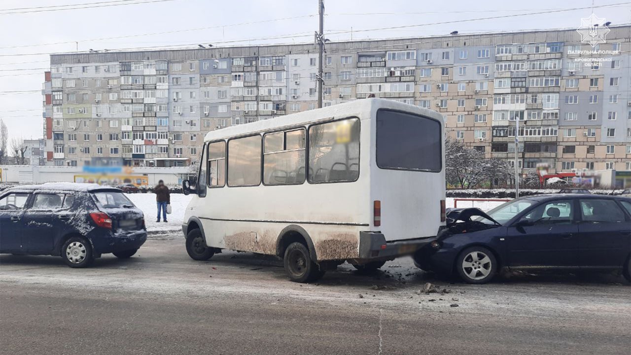 У Кропивницькому маршрутка та легковик не поділили дорогу (ФОТО)