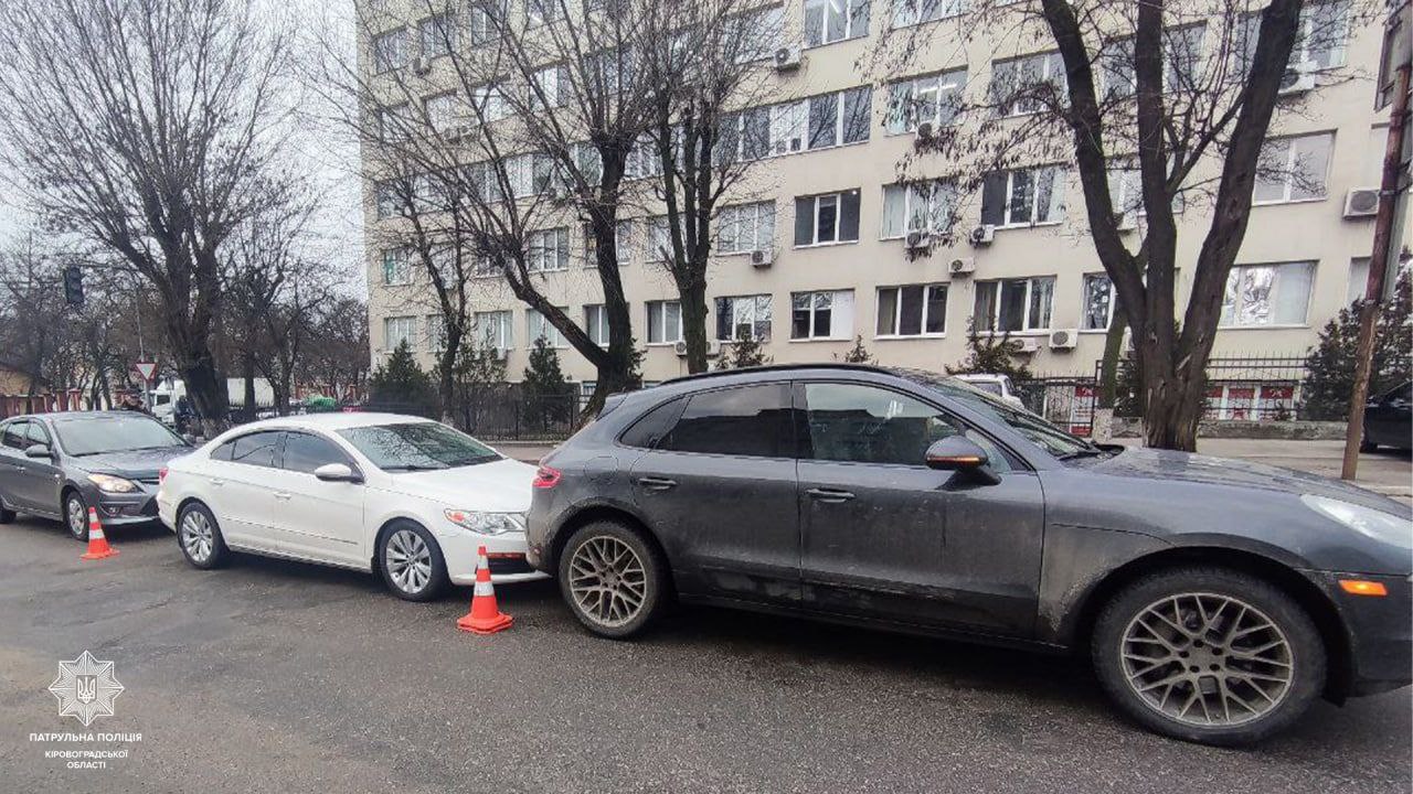 У Кропивницькому неуважний водій спричинив потрійну ДТП
