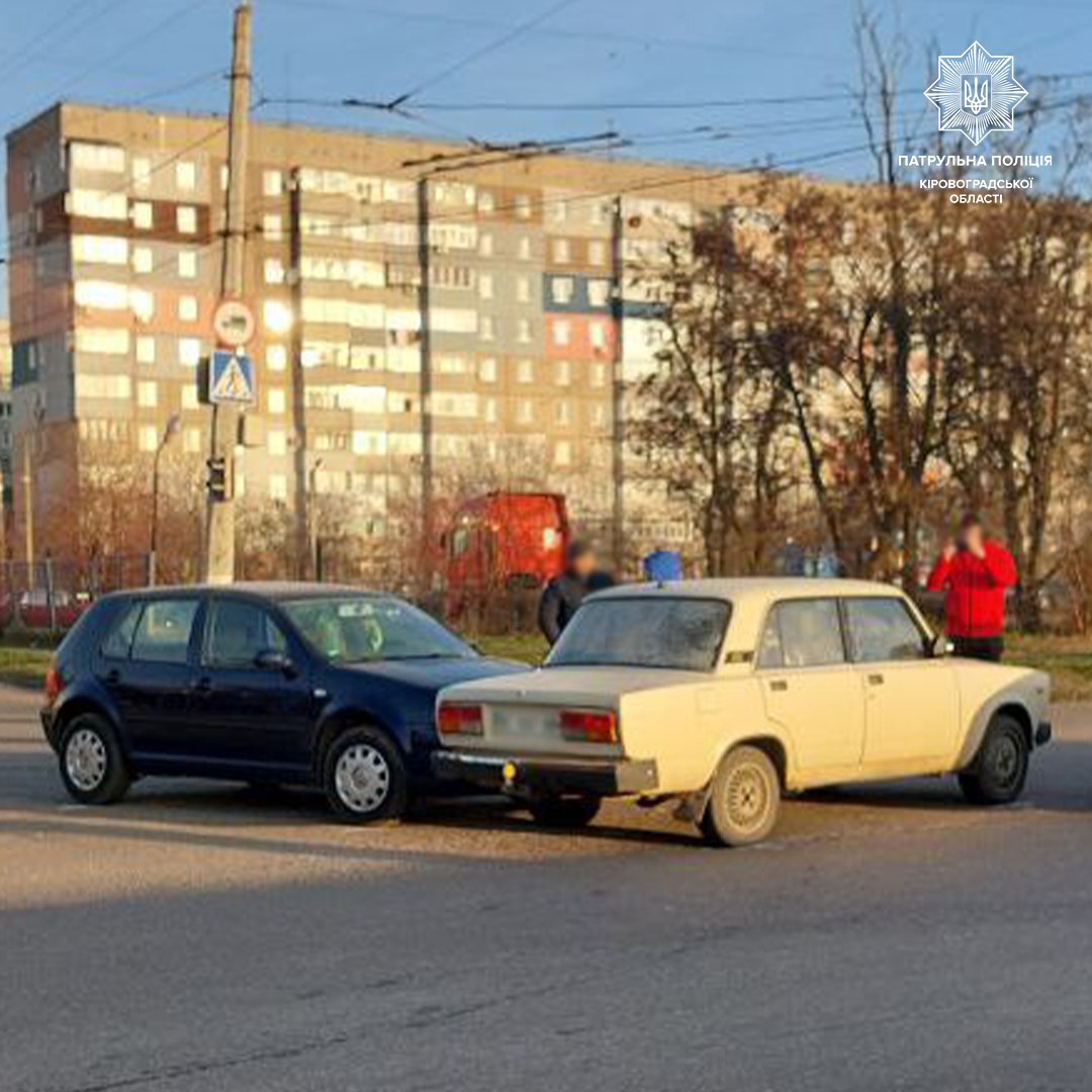 У Кропивницькому водiй Volkswagen допустив зiткнення з автiвкою ВАЗ