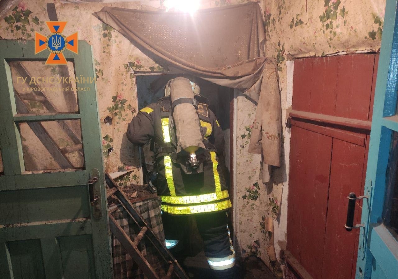 Рятувальники Кіровоградщини загасили пожежу в будинку та сміття в контейнері