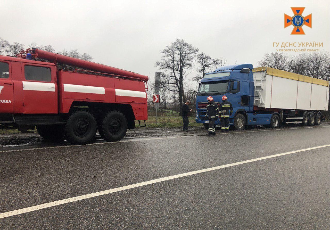 На Кіровоградщині чотирьом водіям знадобилась допомога рятувальників