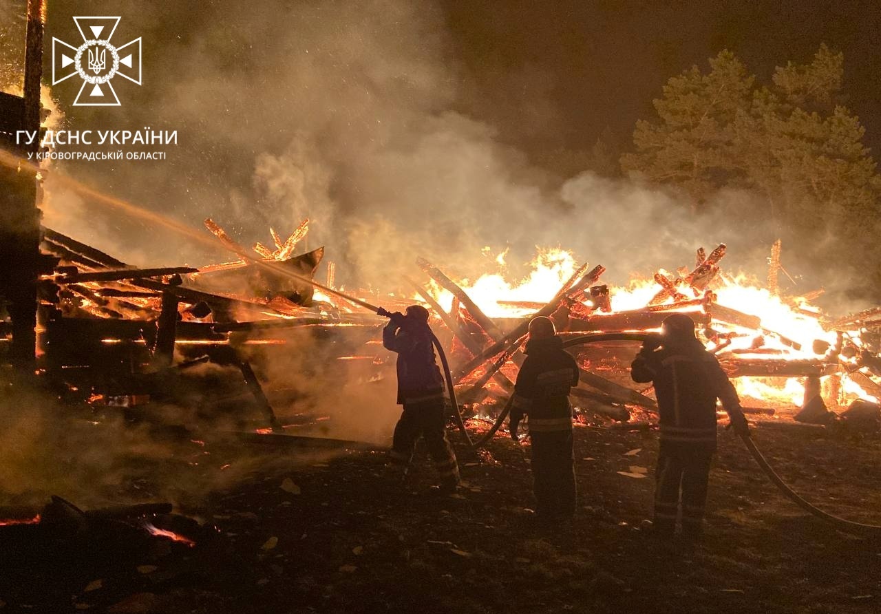  На Кіровоградщині горіла дерев’яна церква (ФОТО)