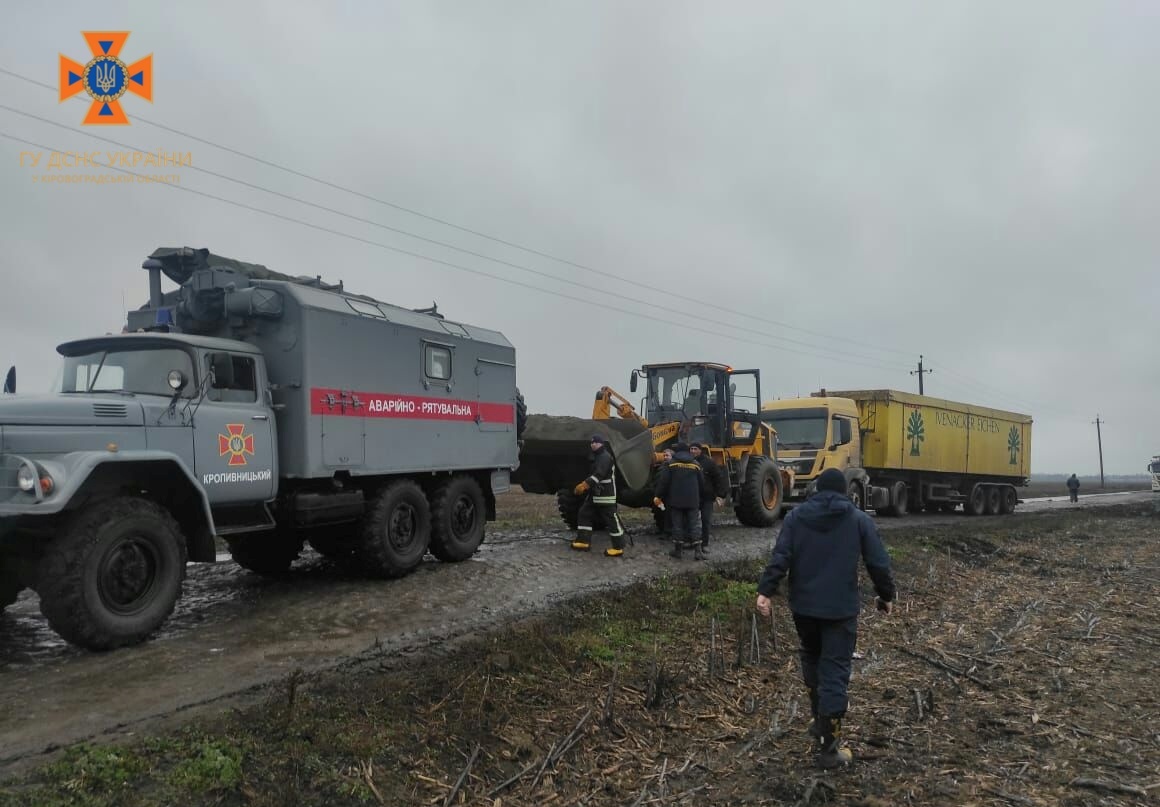 Двi вантажiвки застрягли на автошляху Кiровоградщини