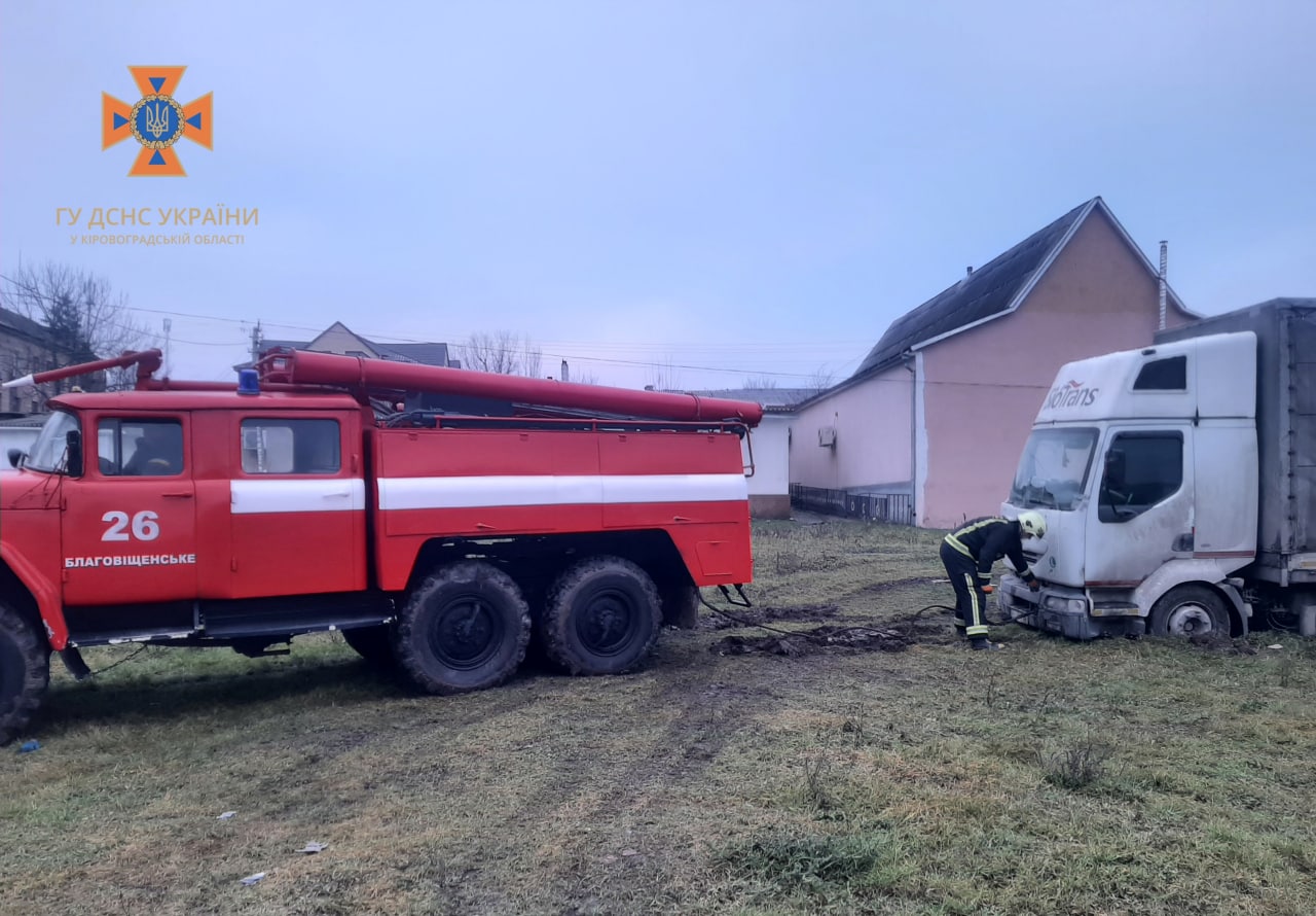 Нa Кіровогрaдщині рятувaльники двічі буксирувaли aвтомобілі (ФОТО)
