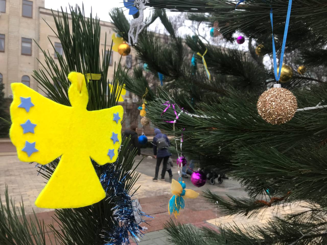 На площі Героїв Майдану прикрасили ялинки-символи (ФОТО)