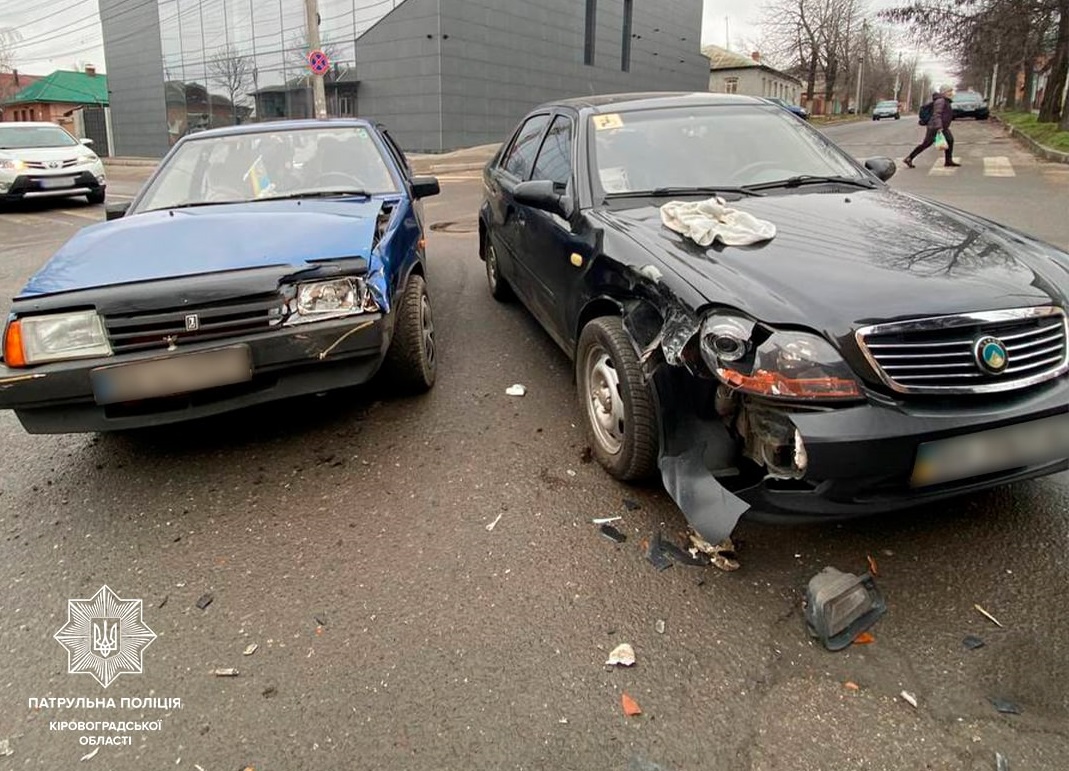 У Кропивницькому двоє водіїв не поділили перехрестя (ФОТО)