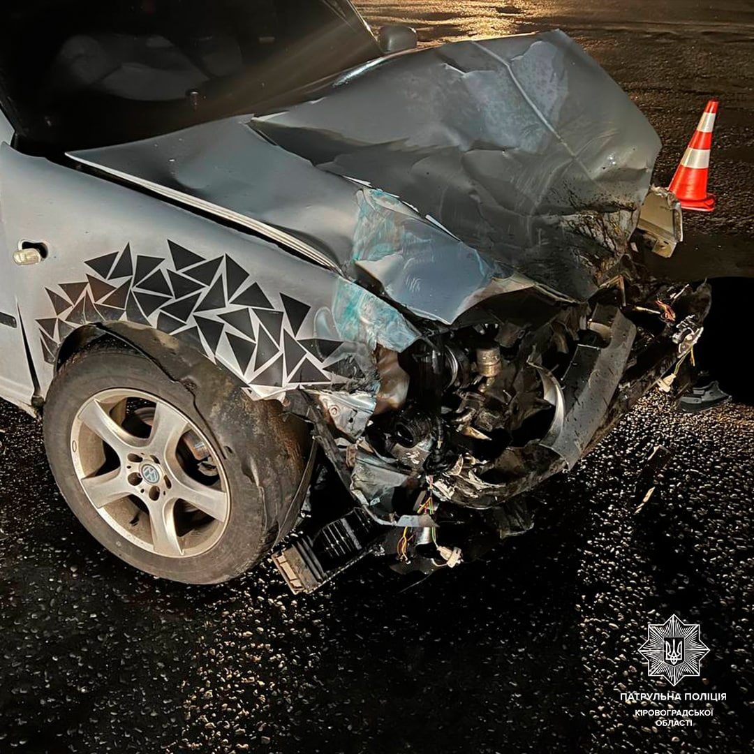 У Кропивницькому Volkswagen Golf врiзався в автобус