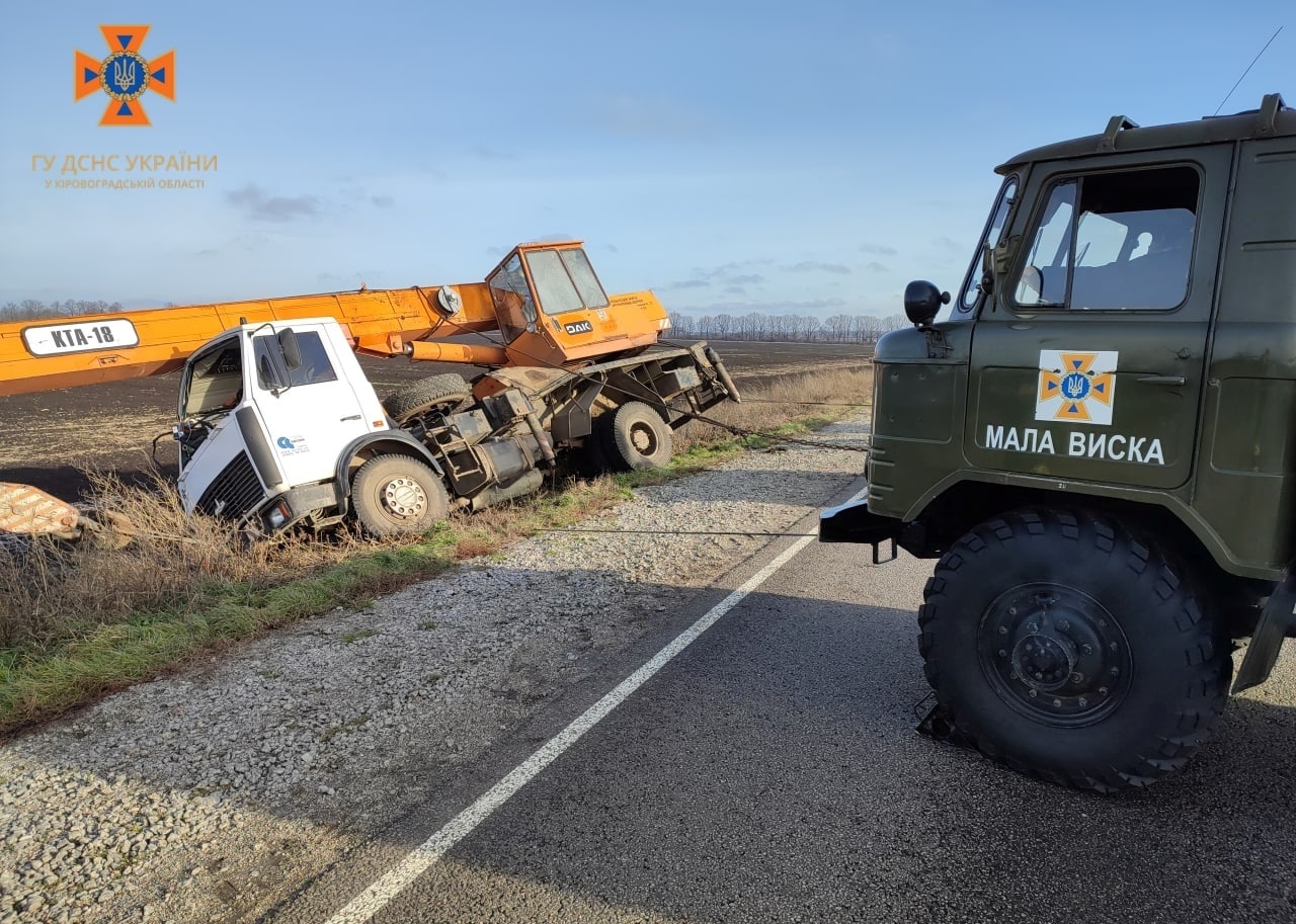 На Кіровоградщині водій автокрану потрапив у халепу (ФОТО)