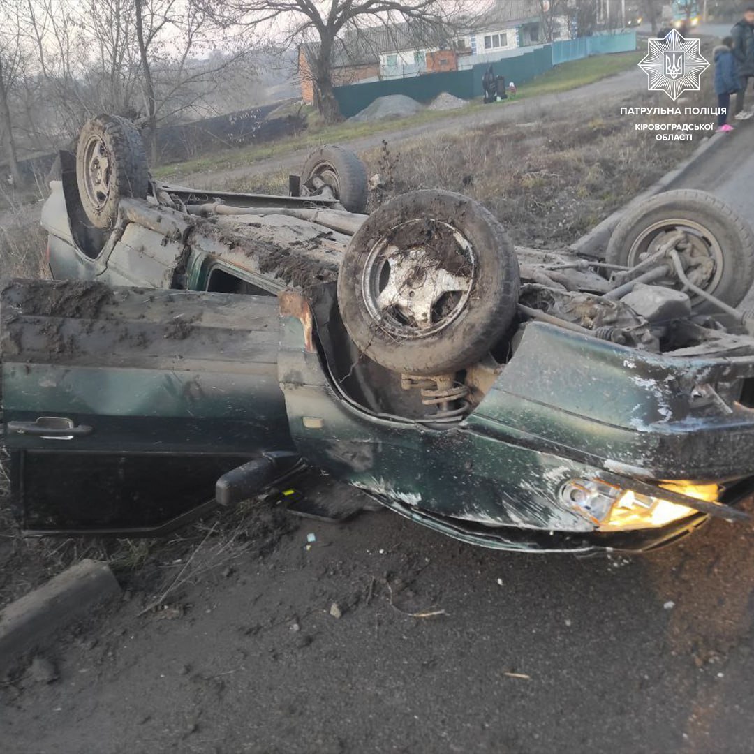 Через неуважнiсть водiя на Кiровоградщинi перекинулася автiвка