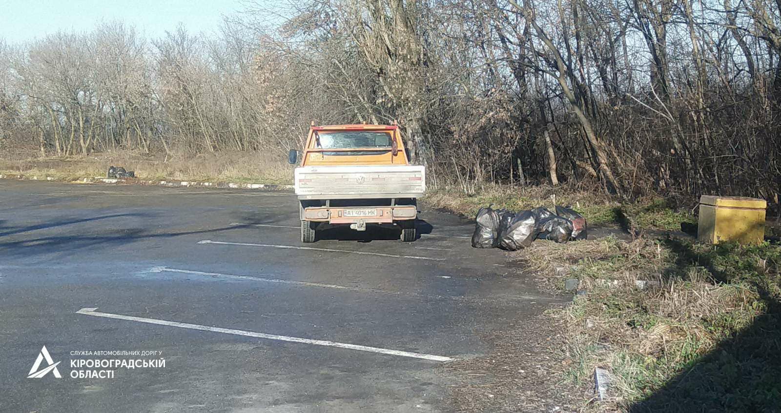 Дорожники Кiровоградщини прибирають на узбiччях дорiг