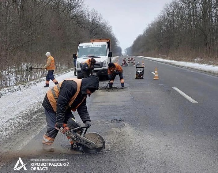 На Кіровоградщині аварійно ремонтують дороги (ФОТО)