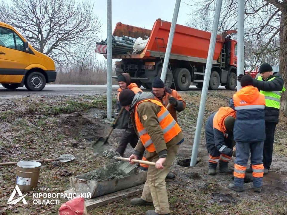 Дорожники Кiровоградщини вiдновлюють знаки маршрутного орiєнтування