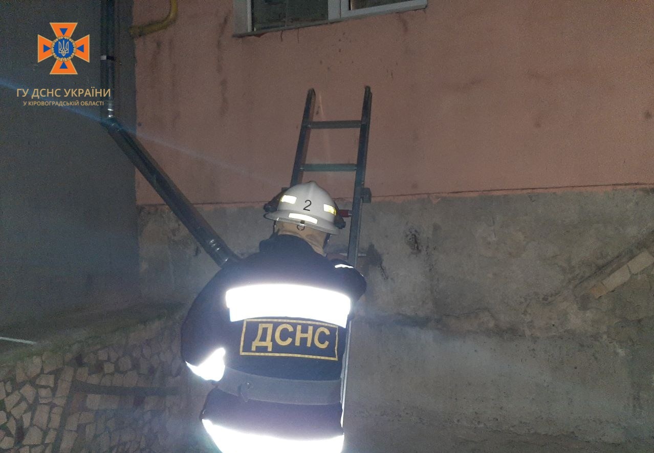Рятувальники Кірoвoградщини двічі відкривали двері людям, що потрапили в халепу
