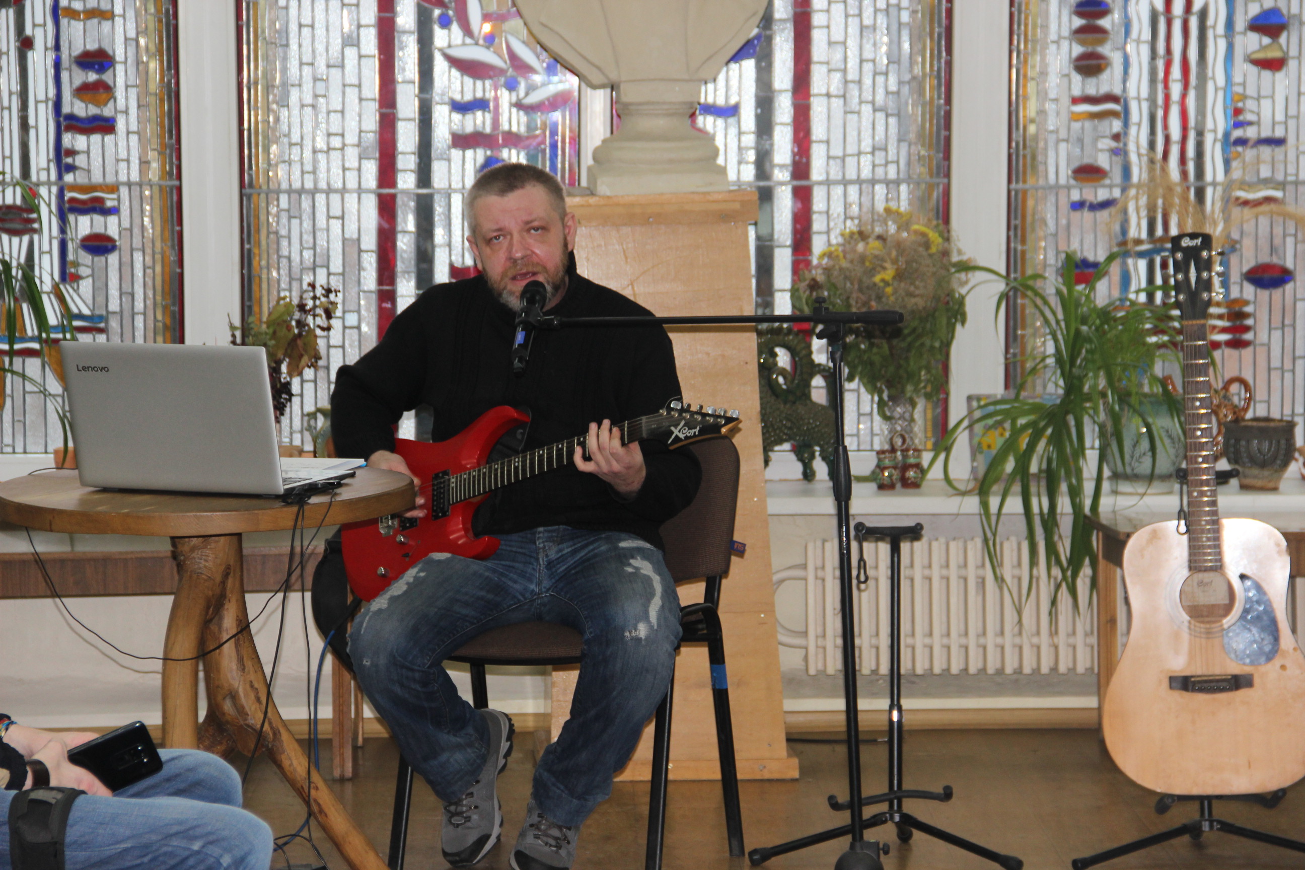 У Кропивницькому лунали пiснi про вiйну (ФОТО)