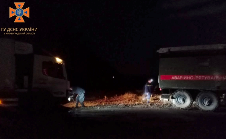 Водiї двох вантажiвок потребували допомоги надзвичайникiв Кiровоградщини