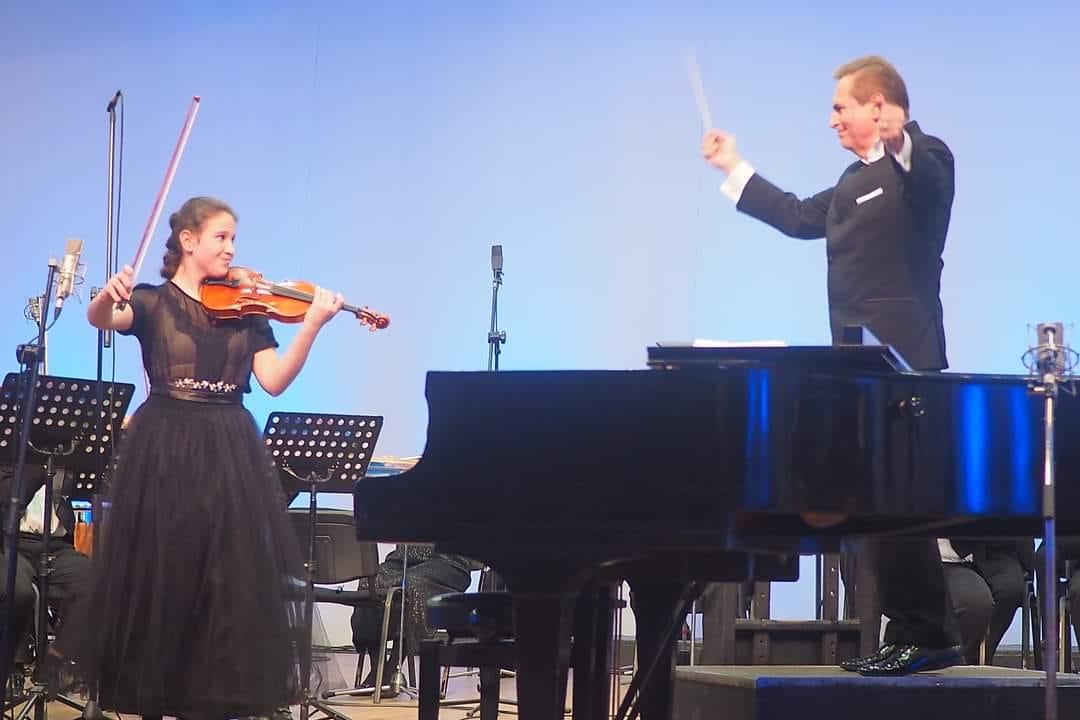Юна скрипалька з Кiровоградщини виступила у складi оркестру Українського Радiо