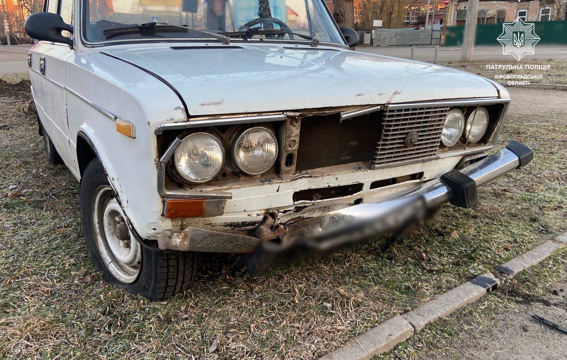 У Кропивницькому п’яний водій протаранив опору і вилетів на клумбу (ФОТО)