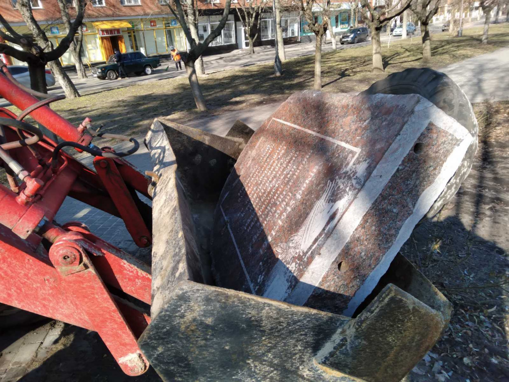 На Кіровоградщині демонтували радянський кам’яний знак (ФОТО)